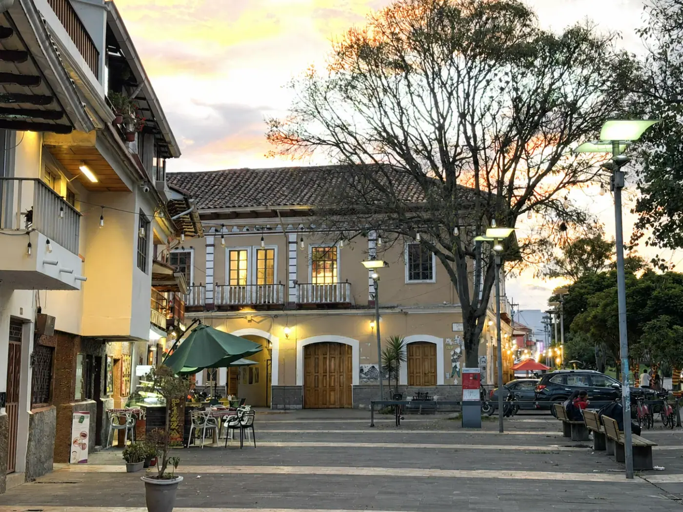Entorno de la tienda principal APAPACHO en la Calle del Farol, Cuenca